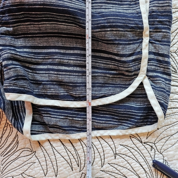 EUC Athleta Jacquard Sandbar Shortie Size 12 100% linen Navy White Stripe - Picture 11 of 13